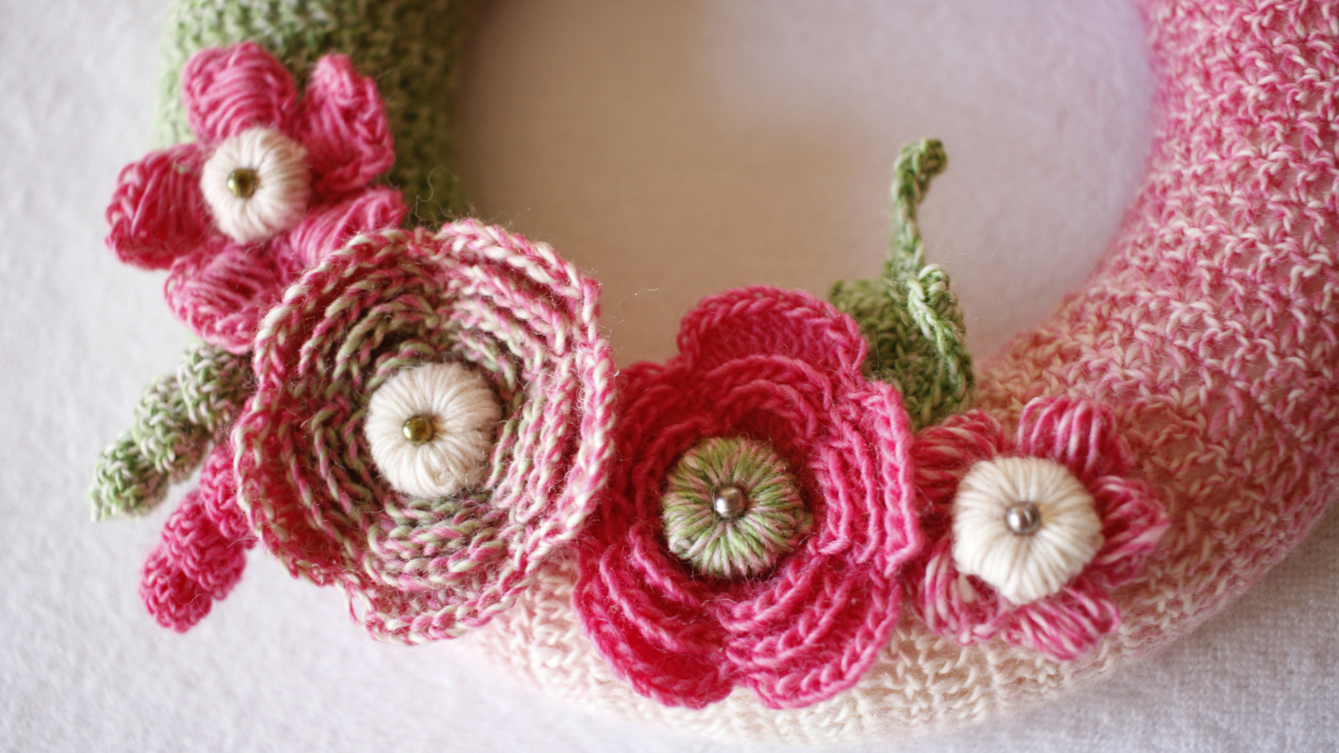 Crochet Floral Wreath out of Flowers, Leaves and Pistils