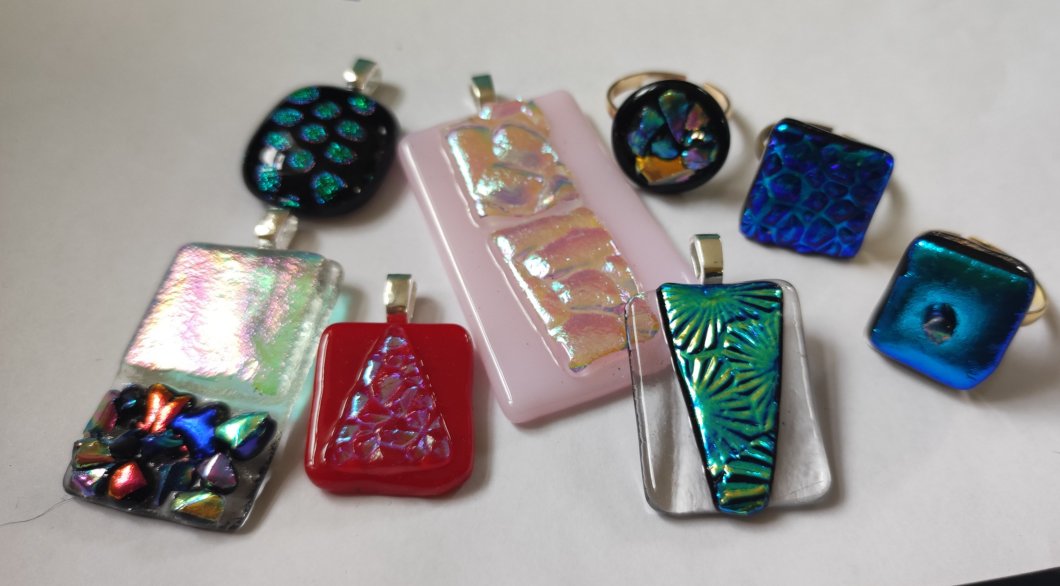 Beginners Glass fusing - jewellery sets. Including earrings, pendants and rings. 