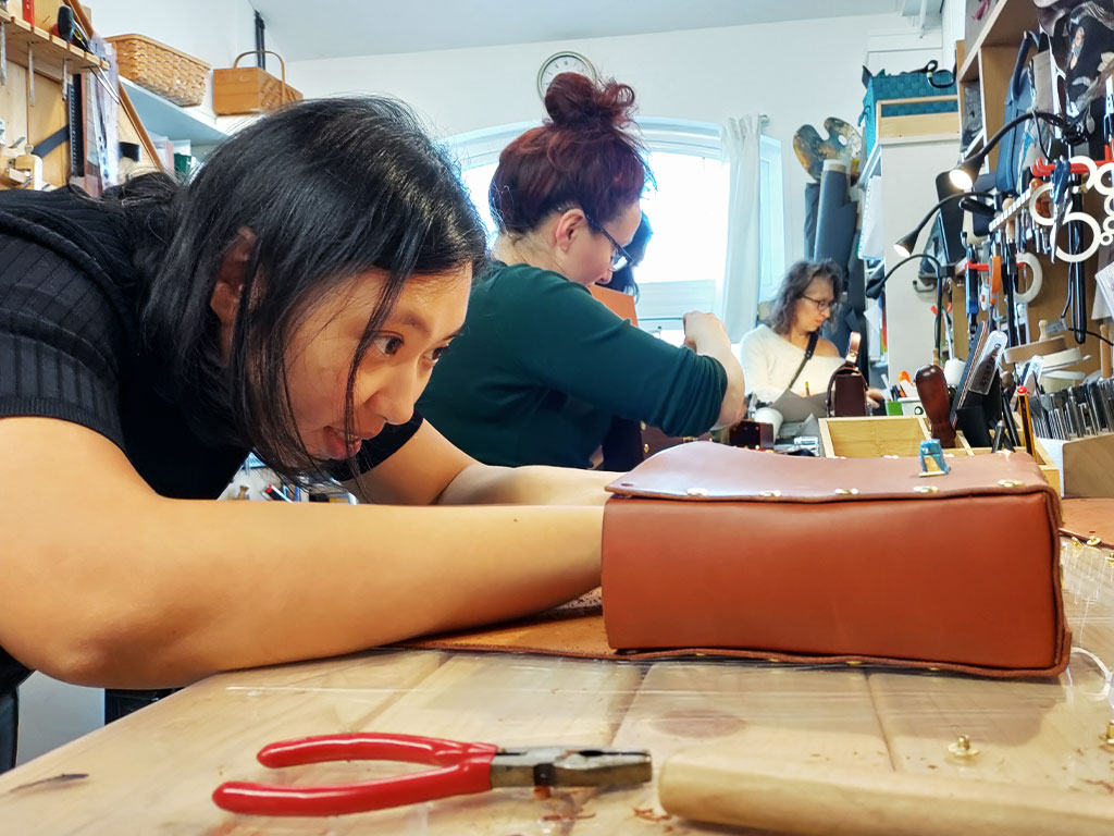 MAKE A STITCHLESS LEATHER BAG – GROUP CLASS