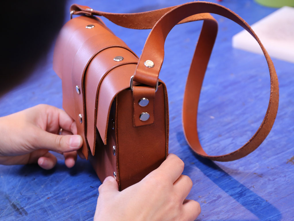 MAKE A STITCHLESS LEATHER BAG – GROUP CLASS