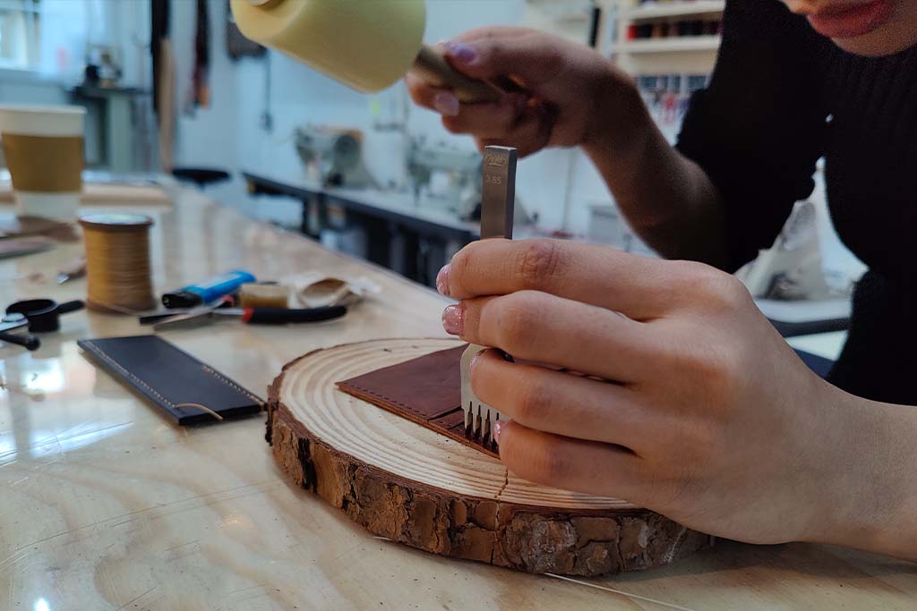 PROFESSIONAL TRAINING: MODULE 10 – HAND SEWING LEATHER GOODS: ADVANCED SEWING TECHNIQUES, COMPONENTS AND GUSSETS – Part 2