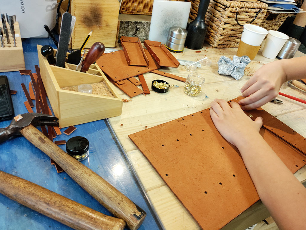 MAKE A STITCHLESS LEATHER BAG – GROUP CLASS