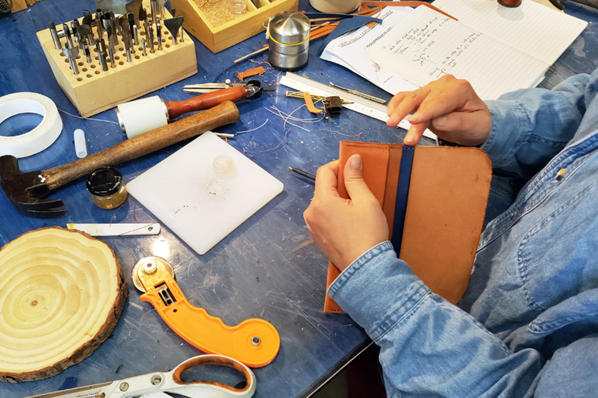 BAG MAKING MASTERCLASS: SADDLE STITCHING