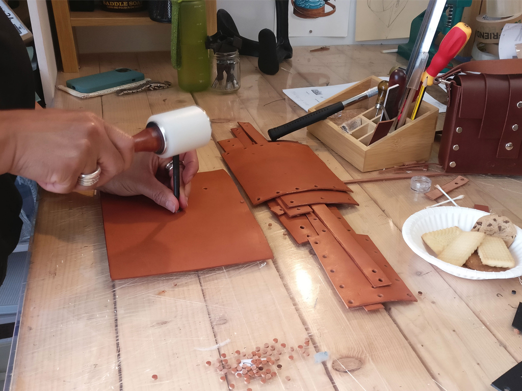 MAKE A STITCHLESS LEATHER BAG – GROUP CLASS