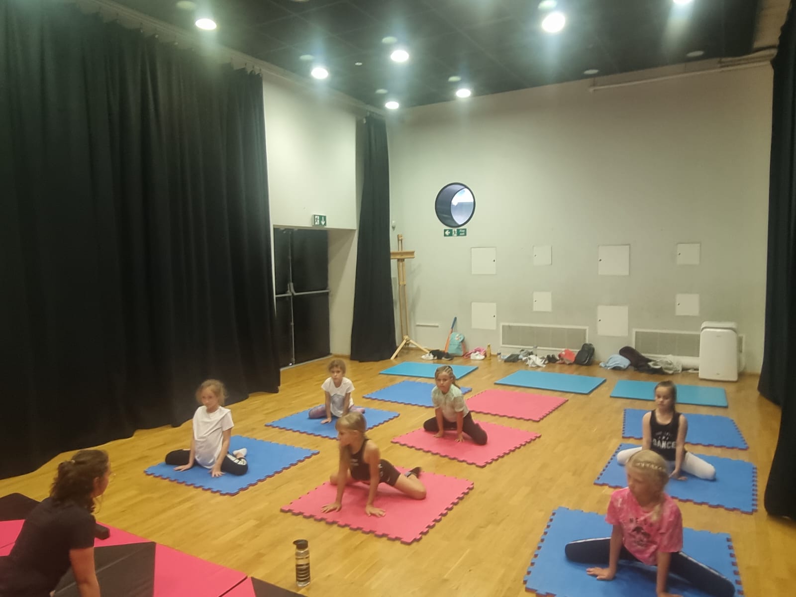 Acro Beginners (5 - 9 yrs)