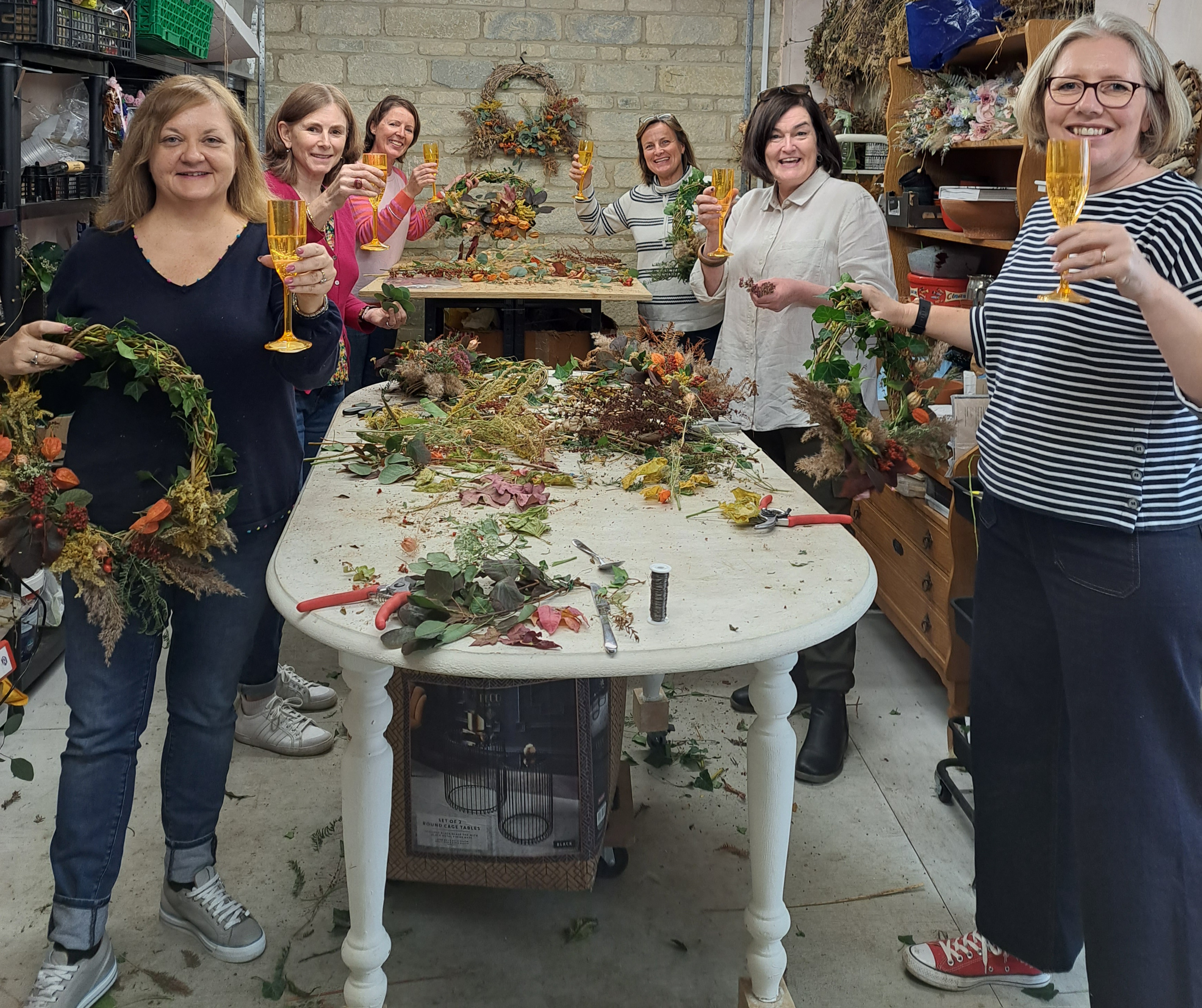 WREATH MAKING WORKSHOPS 
Choice of Dried, Artificial or Fresh Flowers 
Private group Seasonal Wreath Making Workshops  for hen parties, corporate days, birthday celebrations, Christmas and other occasions.