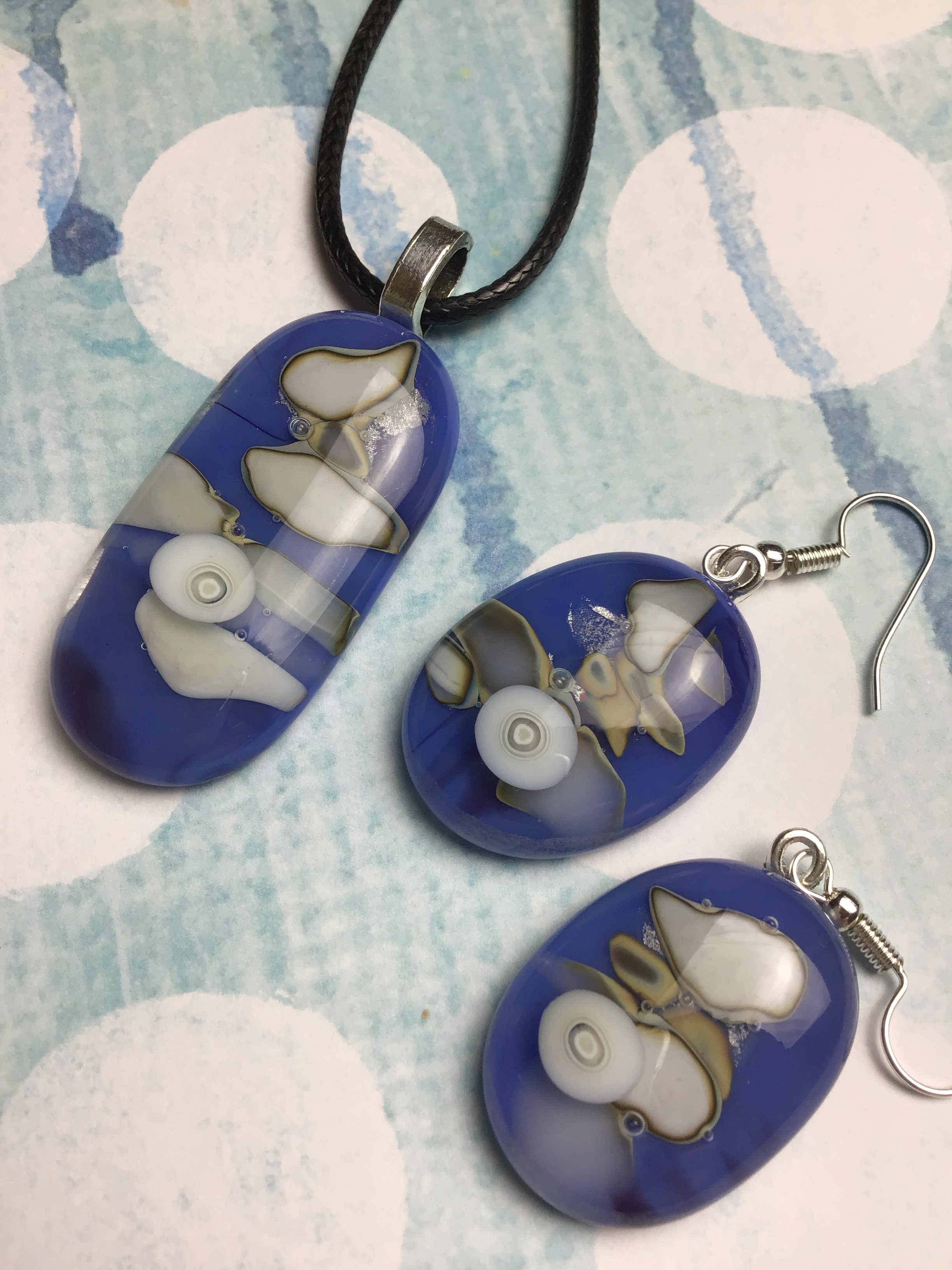 Fused glass jewellery and decorative objects